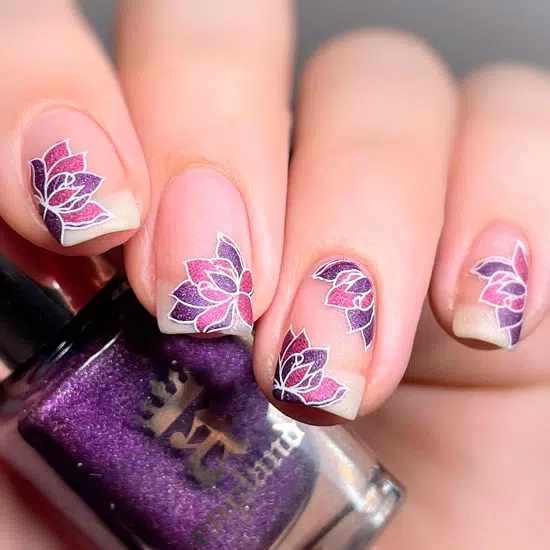 Фиолетовые цветы лотоса с блёстками на квадратных ногтях