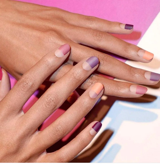 Фиолетовый маникюр с матовым покрытием на коротких ногтях