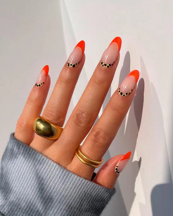 Интересное сочетание оранжевого френча и леопардового маникюра на длинных овальных ногтях