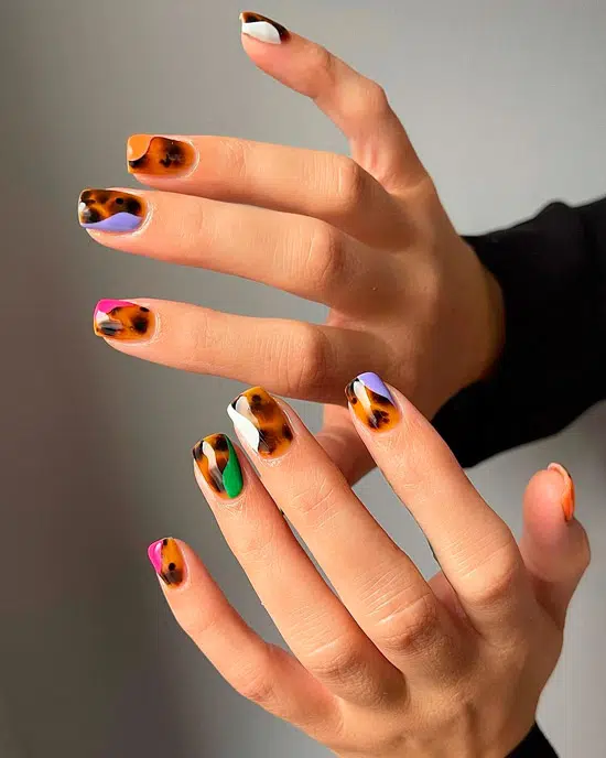 Интересный принт анимал с разноцветными вставками на квадратных ногтях