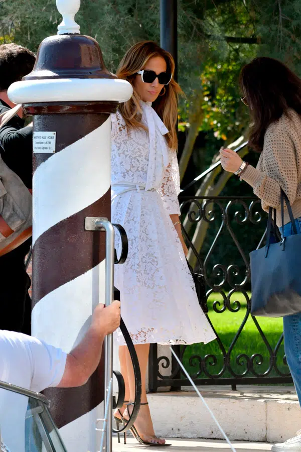 Дженнифер Лопес в кружевном белом платье и босоножках