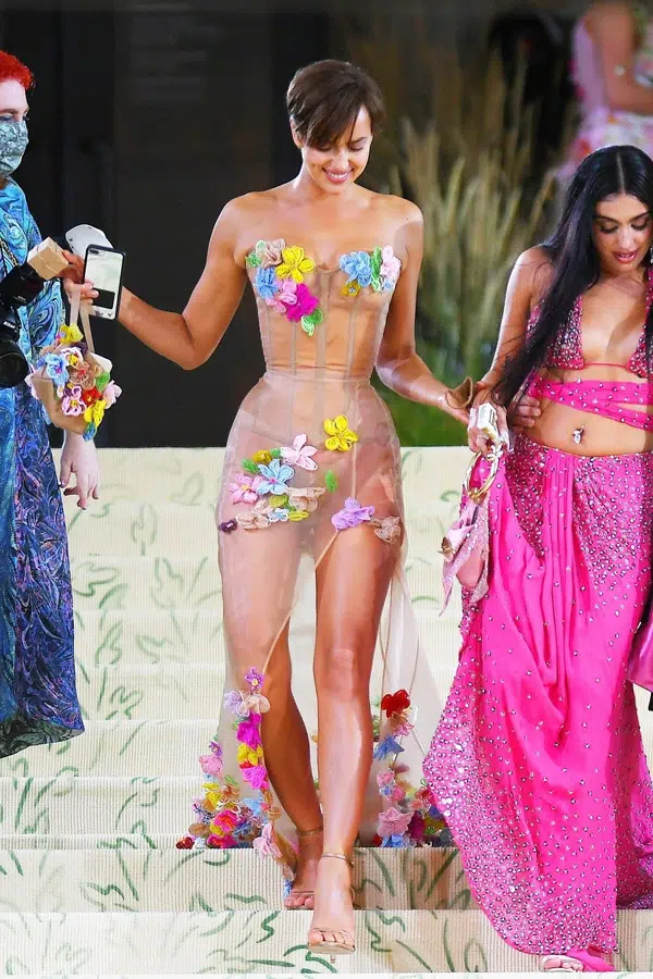 Ирина Шейк в бежевом платье расшитом цветочками на Met Gala 2021