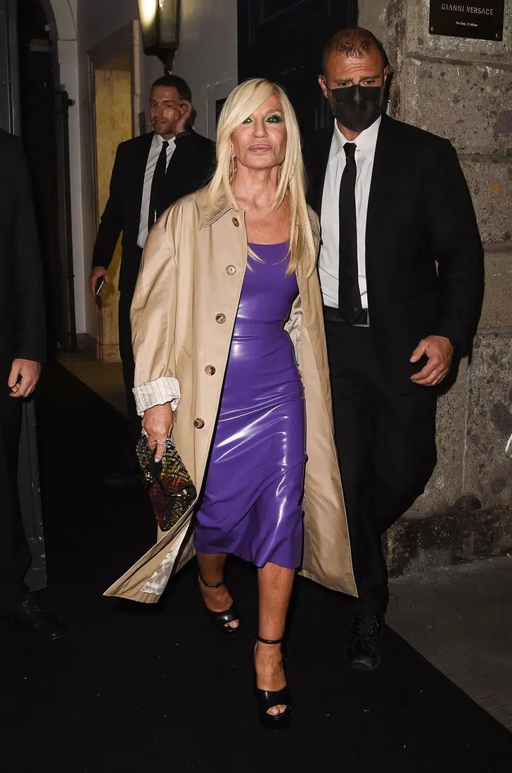 Донателла Версаче в фиолетовом платье