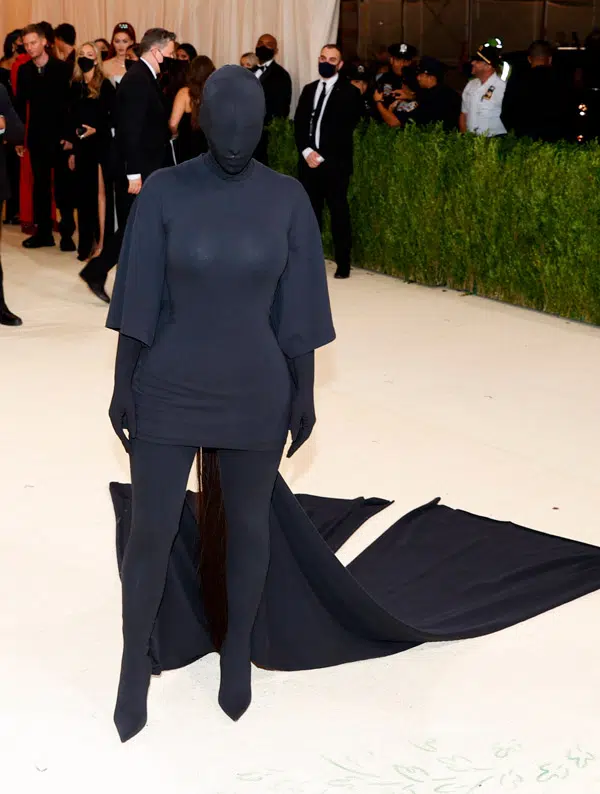 Ким Кардашьян полностью в черном наряде на Met Gala 2021