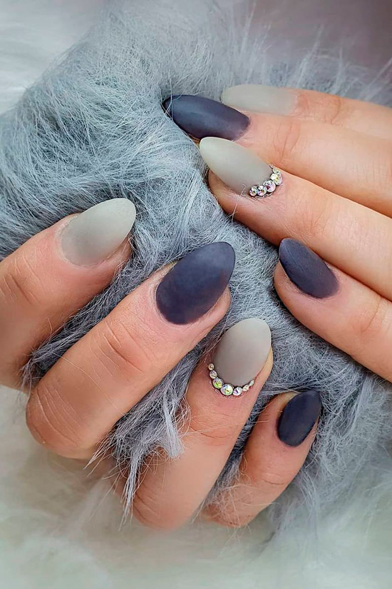 Матовый серый маникюр со стразами на миндальных ногтях
