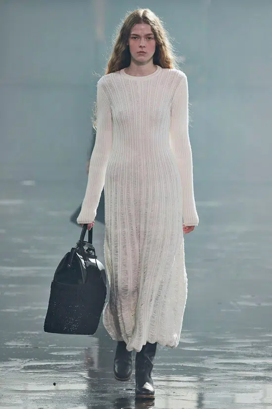 Модель в белом длинном платье из шерсти для зимы от Gabriela Hearst