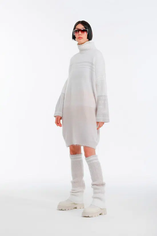 Модель в белом вязанном платье оверсайз от Iceberg