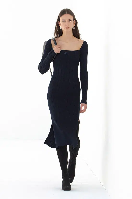 Модель в черном платье миди с квадратным вырезом от Courreges