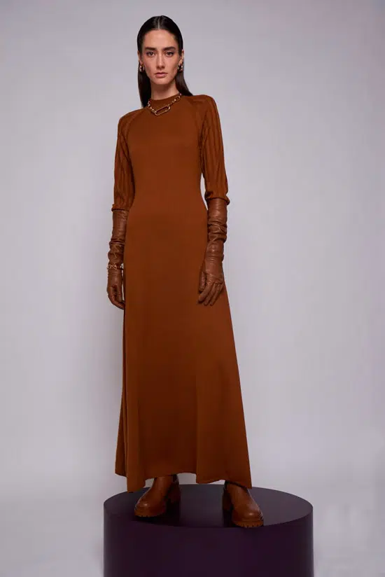 Модель в длинном коричневом платье от Arias