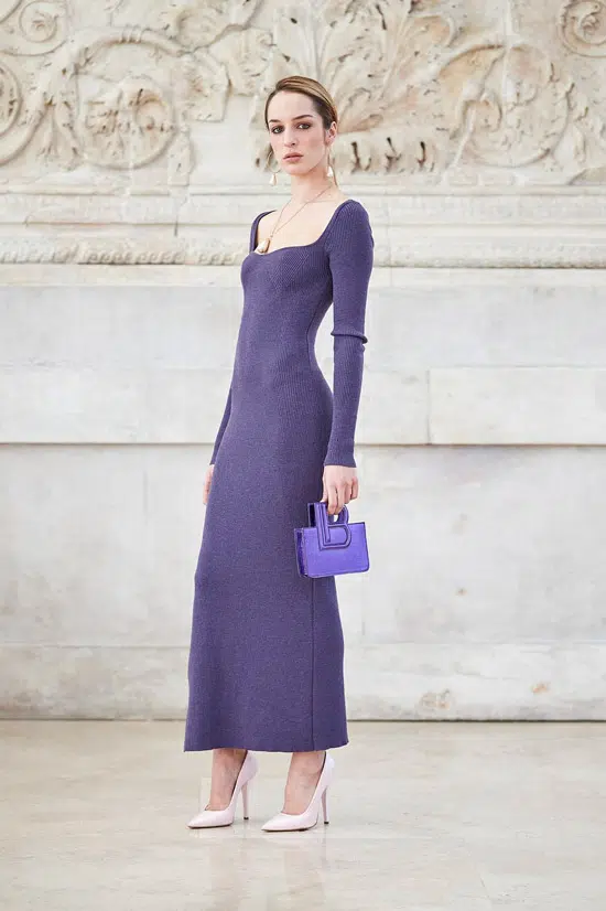 Модель в фиолетовом облегающем платье для зимы от Laura Biagiotti