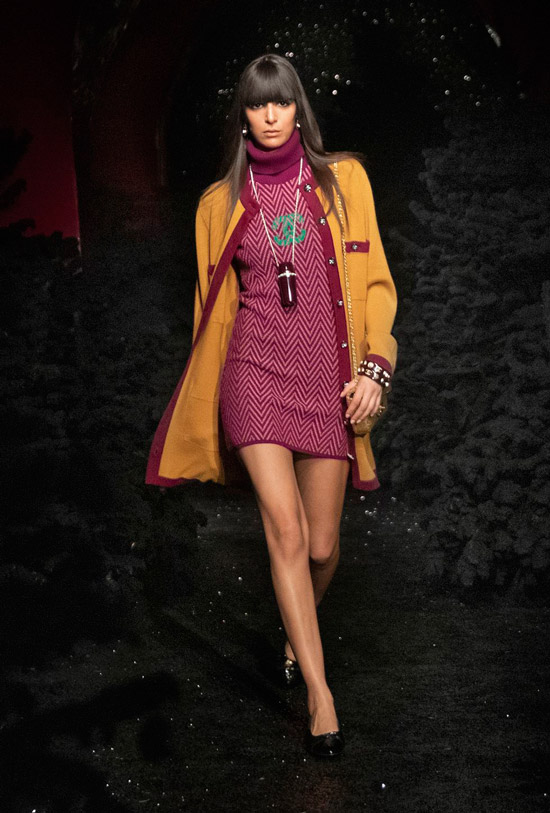 Модель в фиолетовом платье свитер мини и бежевом пальто от Chanel