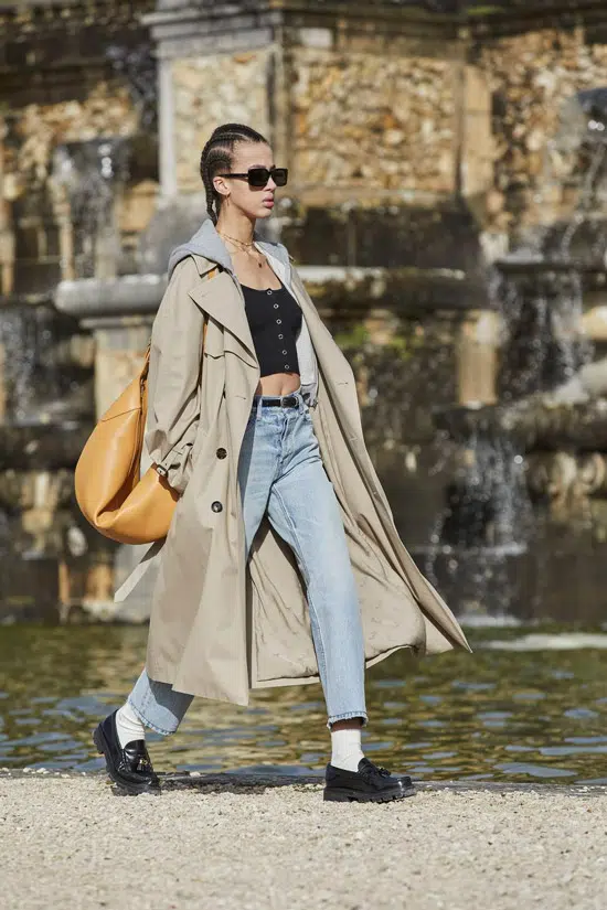 Модель в классическом бежевом плаще и джинсах от Celine