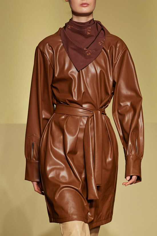 Модель в коричневом кожаном плаще с поясом от Budapest Select