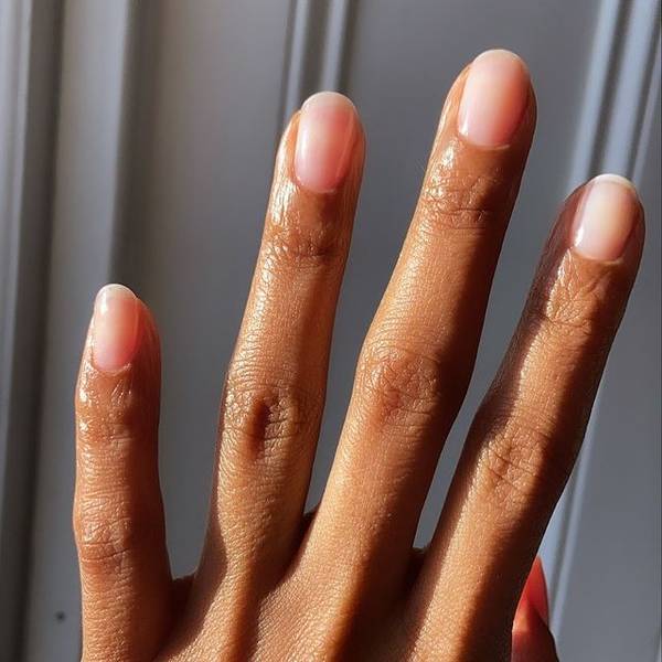 Нежно розовый маникюр на натуральных ногтях