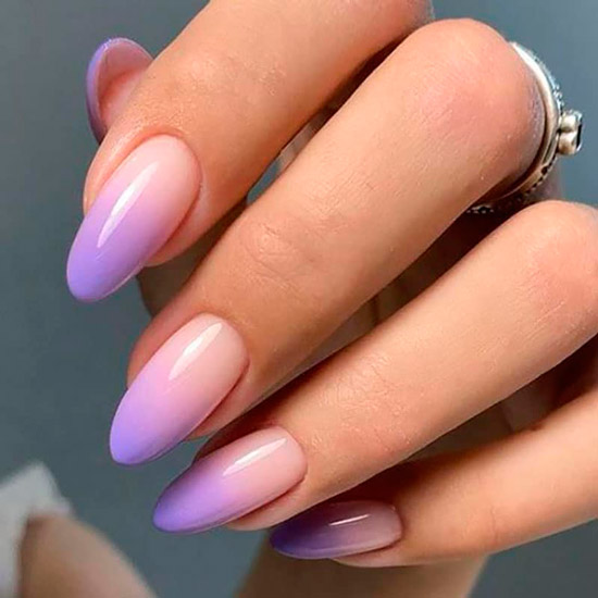 Нежный фиолетовый маникюр омбре на длинных ногтях