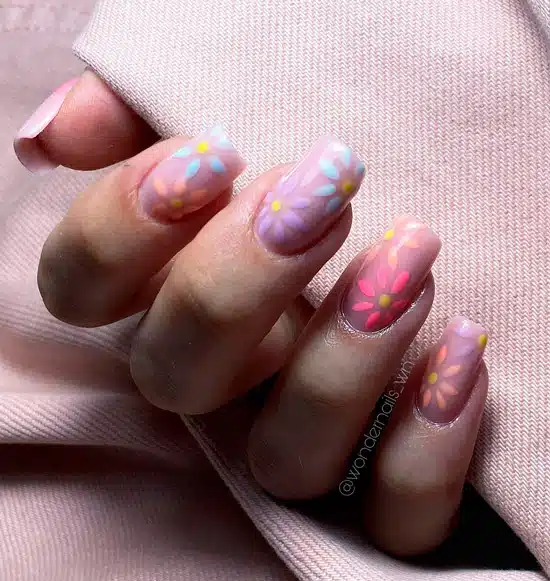 Нежный маникюр с пастельными цветами на квадратных ногтях