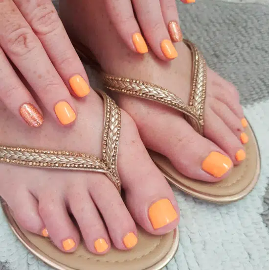 Оранжевый маникюр с блестками на коротких ногтях