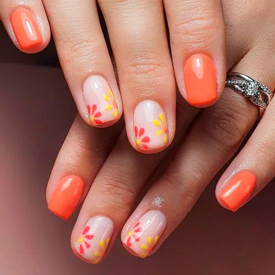 Оранжевый маникюр с цветочным принтом на коротких ногтях