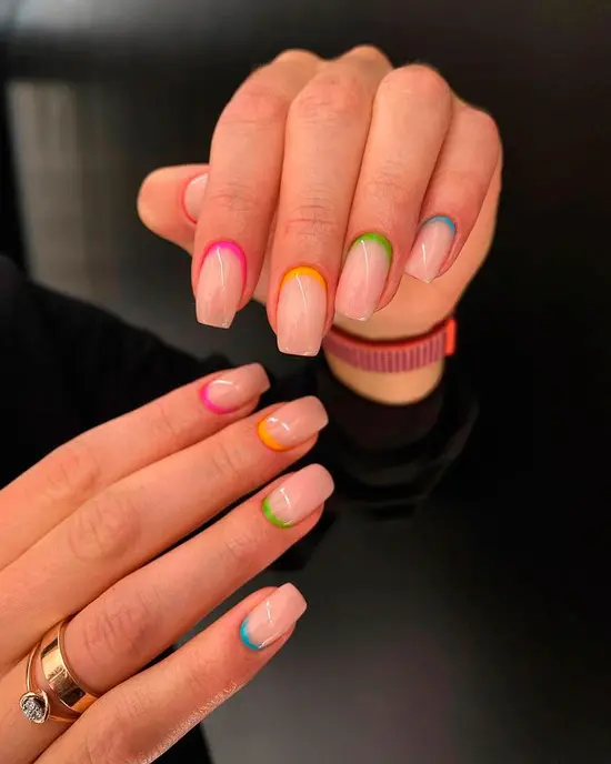 Разноцветный лунный маникюр на ухоженных ногтях