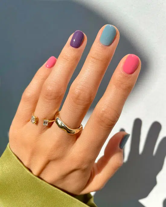Разноцветный пастельный маникюр на коротких натуральных ногтях