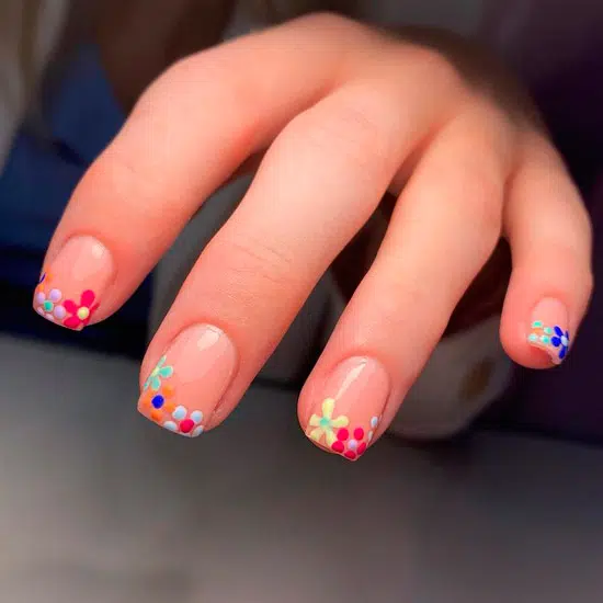 Разноцветный цветочный френч на квадратных ногтях