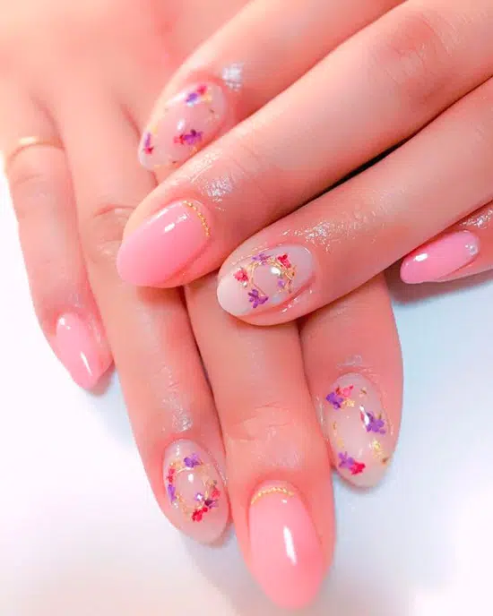 Розово молочный маникюр с сухоцветами на овальных ногтях