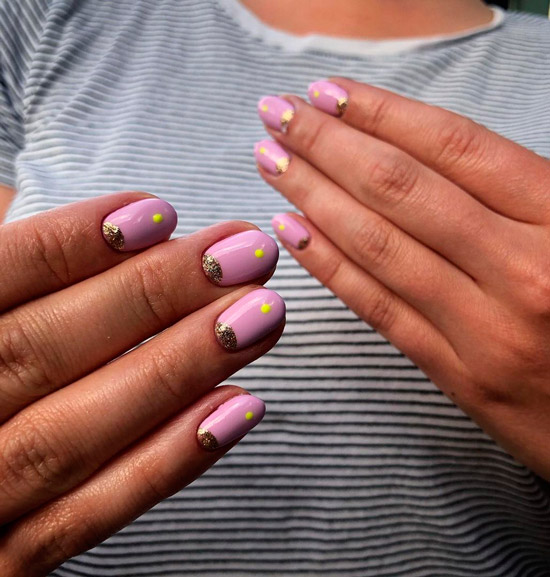 Розовый лунный маникюр с блестками на овальных ногтях