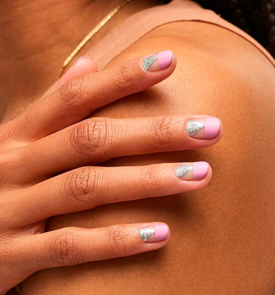 Розовый лунный маникюр с серебристыми блестками на коротких ногтях