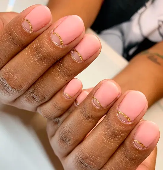 Розовый лунный маникюр с золотой полосой на коротких ногтях