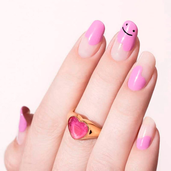 Розовый маникюр на ногтях средней длины