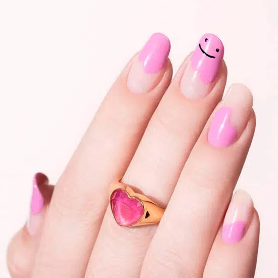 Розовый маникюр на ногтях средней длины