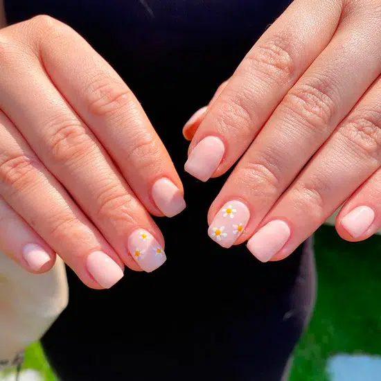 Розовый маникюр с ромашками на ногтях средней длины