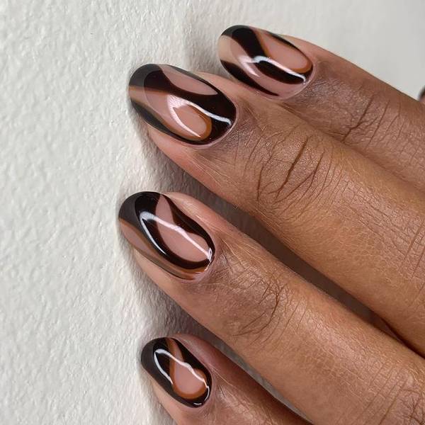 Шоколадный маникюр на овальных ногтях средней длины