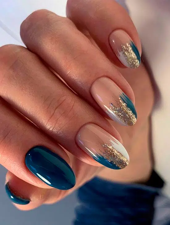 Синий маникюр с золотыми блестками на овальных ногтях средней длины