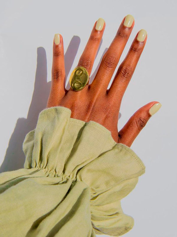 Светло зеленый маникюр на коротких натуральных ногтях
