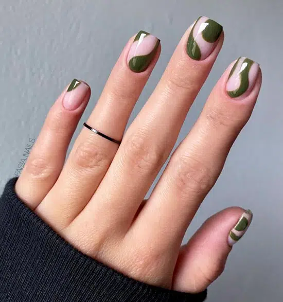 Темно зеленый глянцевый маникюр на квадратных коротких ногтях