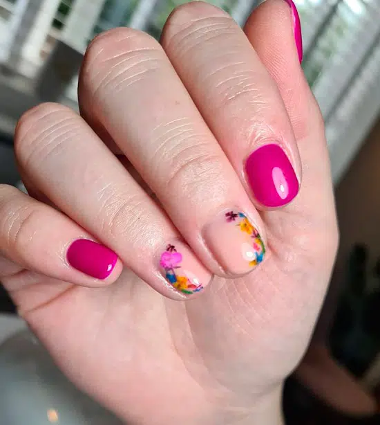 Яркий фиолетовый маникюр с цветами на коротких ногтях