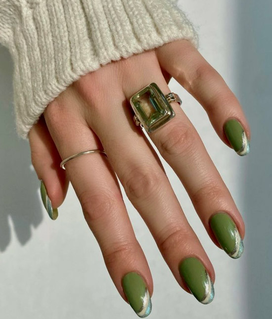 Зеленый маникюр с блестками на овальных ногтях средней длины