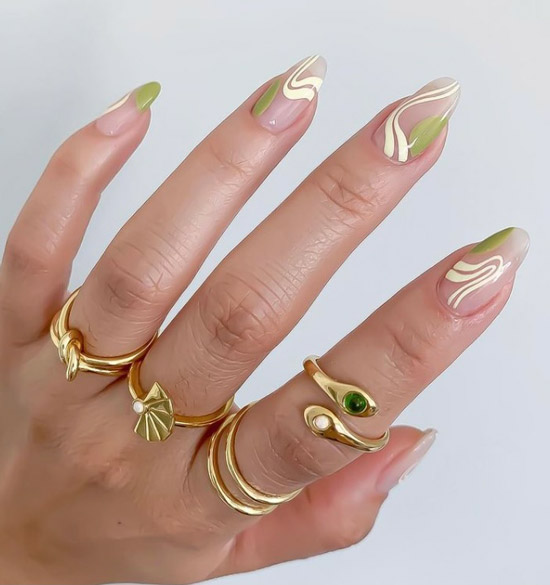 Зеленый маникюр с желтыми волнами на овальных ногтях