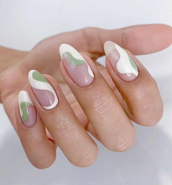 Зеленый волнистый маникюр на миндальных ногтях