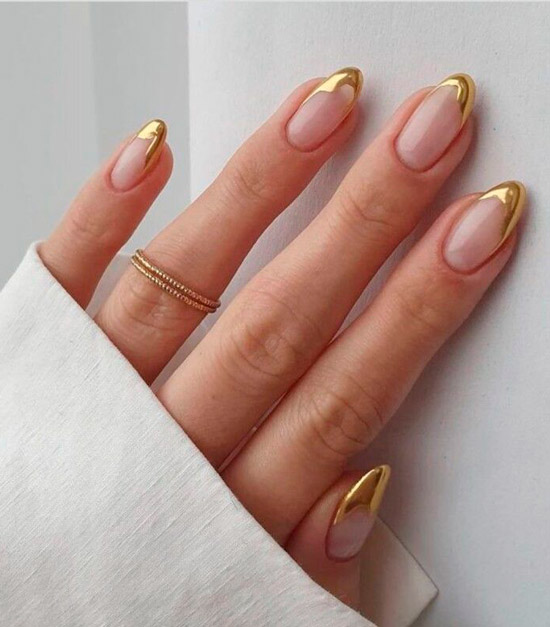 Золотой френч на миндальных ногтях средней длины