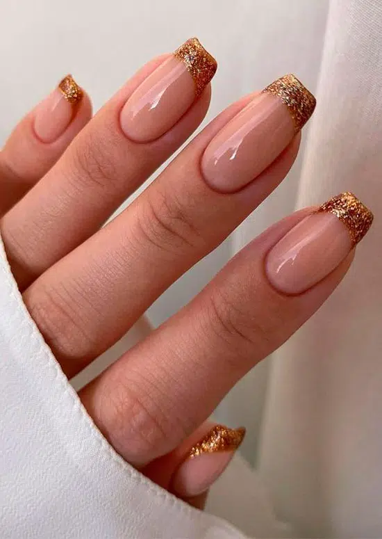 Золотой френч с блестками на квадратных длинных ногтях