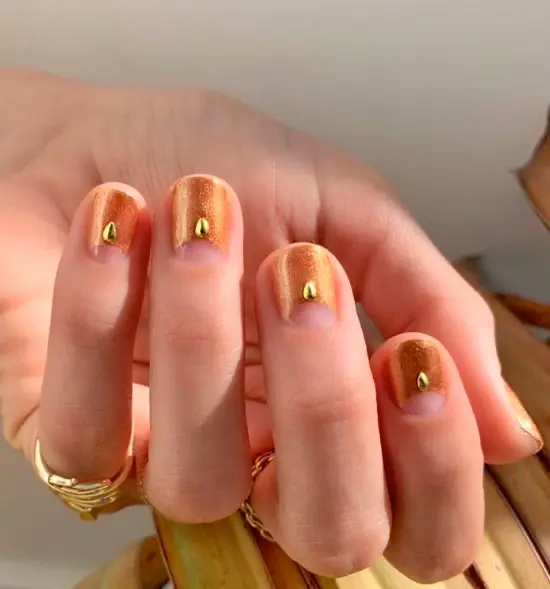 Золотой лунный маникюр на коротких ногтях