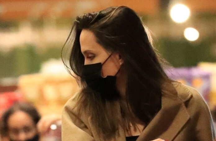 Анджелина Джоли в пальто с огромными карманами и безупречной прической зашла в магазин