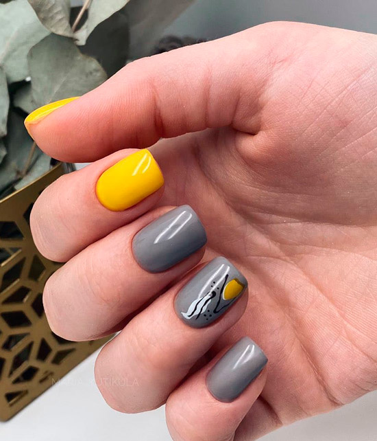 Глянцевый серо-желтый маникюр на квадратных ногтях
