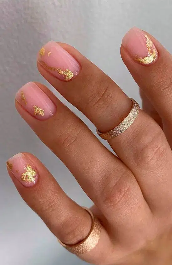 короткие розовые ногти с золотой фольгой