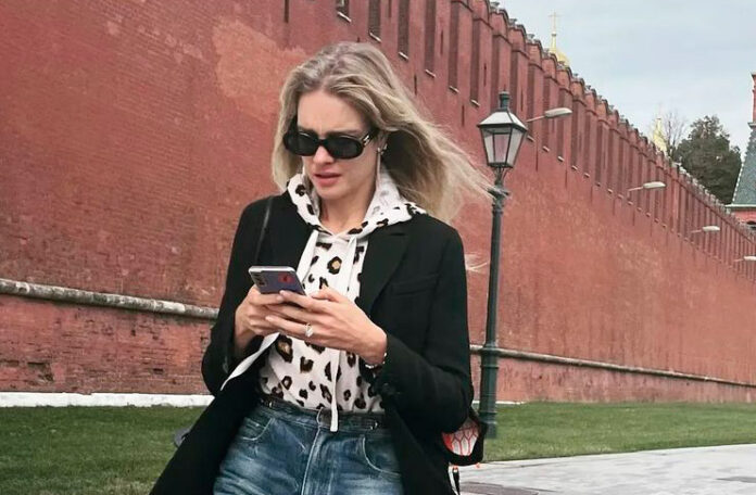 Наталья Водянова в свободных джинсах и классическом пальто прогулялась по Москве