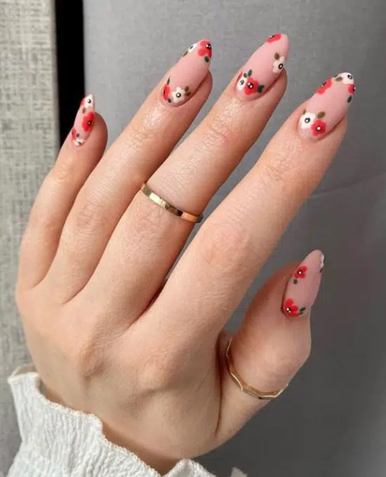 Бело красный матовый маникюр с цветами на овальных ногтях