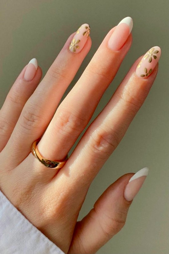 Белый френч с золотыми цветами на длинных ухоженных ногтях
