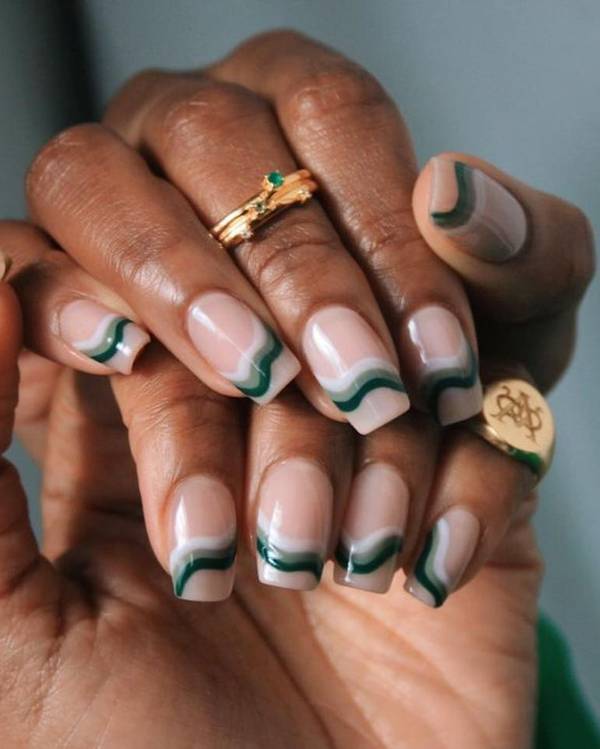 Бежевый маникюр с зелеными линиями на квадратных ногтях